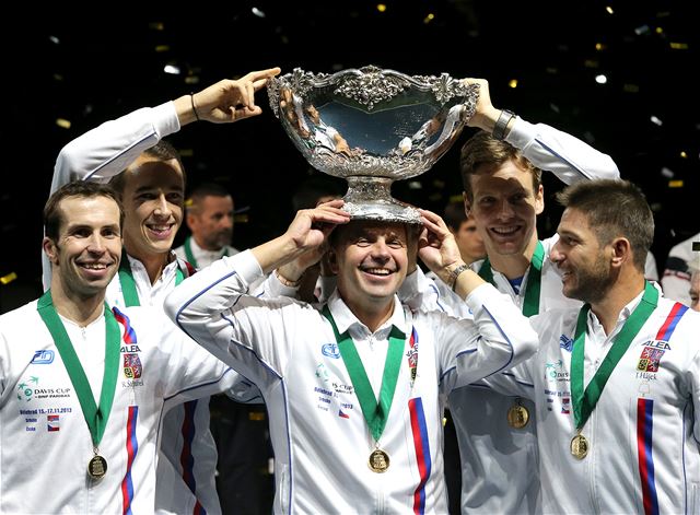 I takhle se slaví triumf v Davis Cupu. S trofejí na hlav� trenér �afá�ík.