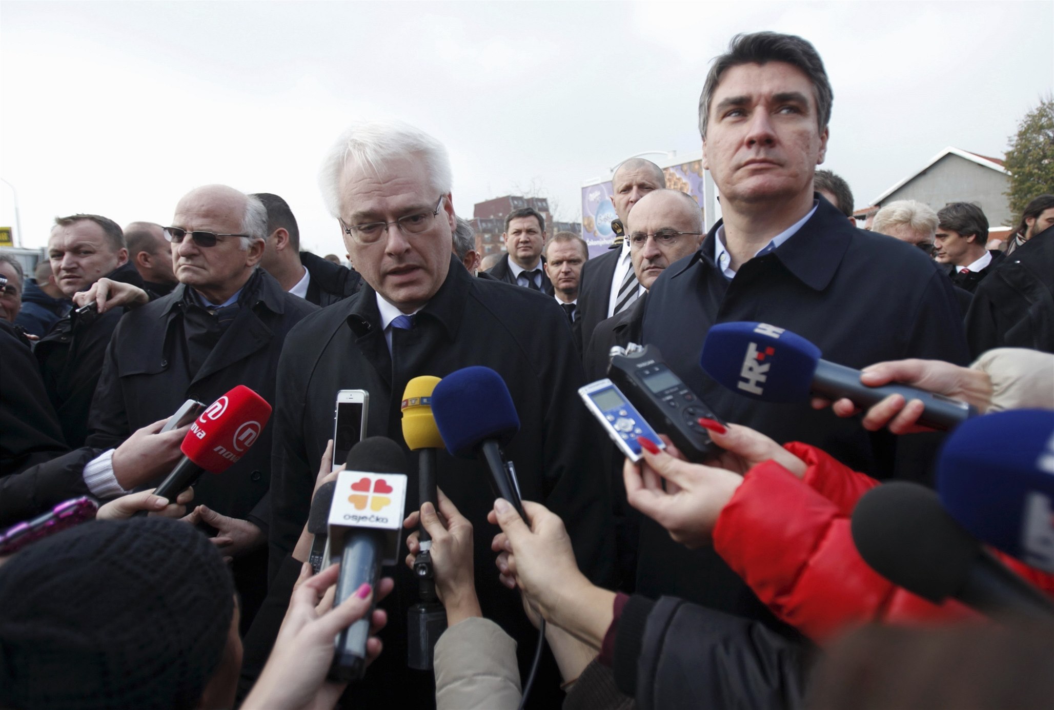 Chorvatský prezident Ivo Josipovi� (uprost�ed) s premiérem Zoranem Milanovi�em...