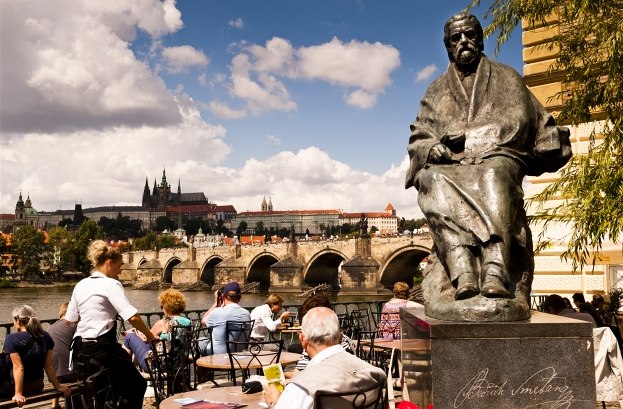 Pro sochu Bed�icha Smetany od Josefa Malejovského bylo vybráno nádherné místo, Novotného lávka nad Vltavou. Ani Hrad�any v pozadí ale nepovedenému monumentu nepomohly a Pra�ané mu za�ali �íkat sá�kující Smetana. 