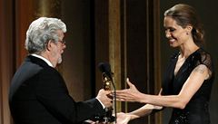 Americká hereka Angelina Jolie v sobotu v Los Angeles za dlouholeté humanitární aktivity obdrela estného Oscara.