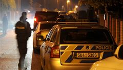 Policie p�ed domem, kde Roman Houska bydlel a kde byl zast�elen.