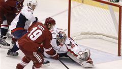 eský branká Washigntonu Capitals Michal Neuvirth, jeho spoluhrá Karl Alzner (vlevo) a Shane Doan z Phoenixu Coyote