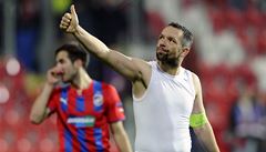 Kapitán Plzn Pavel Horváth zdraví po zápase fanouky
