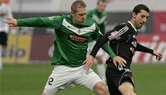 Fotbalista Jablonce Karel Piták (vlevo) a Tomá Hájovský z Píbrami