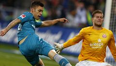 Fotbalista Frankfurtu Václav Kadlec (vlevo) a branká� Loris Karius z Mohu�e 