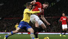 Fotbalista Manchesteru United Phil Jones (vpravo) a Jack Wilshere z Arsenalu