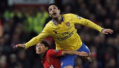 Fotbalista Manchesteru United �ind�i Kagawa (dole) a Mikel Arteta z Arsenalu