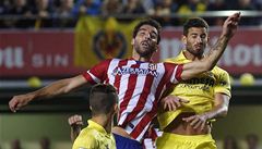 Fotbalista Atlétika Madrid Raúl García (vlevo) a Mateo Musacchio z Villarealu 