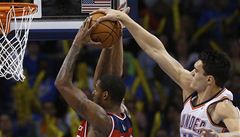 Basketbalista Oklahomy City Thunder Steven Adams (vpravo) a Trevor Ariza z Washingtonu Wizards