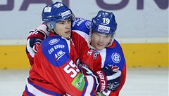 Lev Praha - Jekatrinburg. Autor rozhodujícího gólu, obránce Lva Martin evc (vlevo), pijímá gratulaci od útoníka Patricka Zackrissona