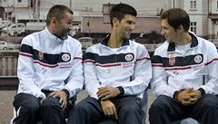 Davis Cup. Zleva kapitán srbského týmu Bogdan Obradovi� a hrá�i Novak Djokovi� a Du�an Lajovi� 