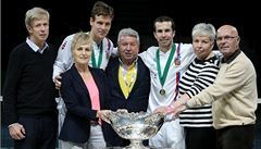 etí tenisté Tomá Berdych a Radek tpánek s rodii a manaerem Miroslav ernoek (uprosted) u trofeje pro vítze Davis Cupu