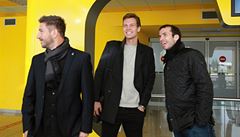 Tenisté se vrátili z finále Davis Dupu. Na leti�ti pózují zleva Jan Hájek, Tomá� Berdych a Radek �t�pánek