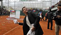 Tenisoví hrdinové slaví v Prost�jov� vít�zství ve finále Davis Cupu. Na snímku Tomá� Berdych odhazuje pam�tní tri�ka mezi diváky na centrálním kurtu