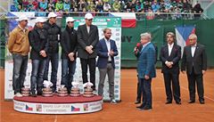 etí tenisté slaví v Prostjov daviscupový triumf. Na snímku jsou zleva Vladimír afaík, Jan Hájek, Luká Rosol, Radek tpánek, Tomá Berdych a manaer eské sportovní Miroslav ernoek s mikrofonem 