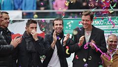 �e�tí tenisté slaví v Prost�jov� daviscupový triumf. Zleva jsou Jan Hájek, Radek �t�pánek a Tomá� Berdych 