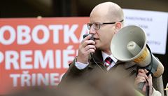 éf SSD Bohuslav Sobotka mluví k lidem, kteí jej pili podpoit.