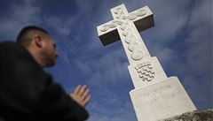 Mu� se modlí u vukovarského památníku