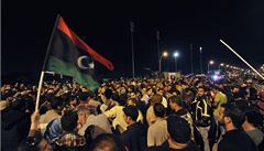 Obyvatelé Benghází protestují proti milicím a vítají píchod libyjské armády do msta (8. 11. 2013)