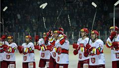 Hokejisté Hradce slaví výhru v derby s Pardubicemi.