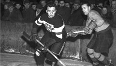 Augustin Bubník v akci pi utkání SR - Harringy Racers v roce 1950.