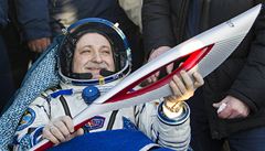 Posádka kosmické lodi Sojuz se vrátila z kosmu. S olympijskou pochodní