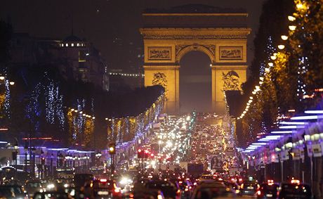Champs-Elyses m sv tradin velkolep osvtlen k Vnocm.