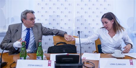 Ekonom a bývalý ministr prmyslu Vladimír Dlouhý a moderátorka diskuze novináka Lenka Zlámalová.