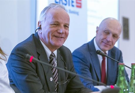 Jan Rulewsk (vpravo) (senátor za Obanskou platformu, bývalý odborá Solidarity a Pavel Kysilka (generální editel eské spoitelny, ekonom).