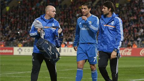 Zranný fotbalista Cristiano Ronaldo odchází ze hit