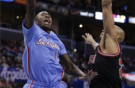 Basketbalista Los Angeles Clippers Jamal Crawford (vlevo) a Taj Gibson z Chicaga Bulls