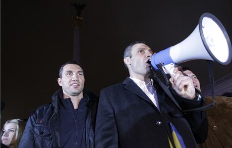 Lídr opoziní strany Úder Vitalij Kliko (vpravo) 