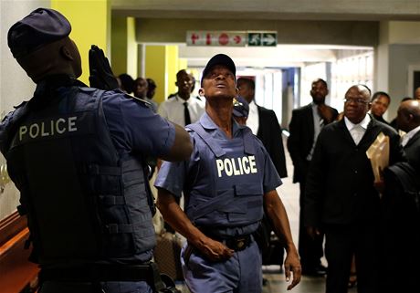Jihoafrití policisté v budov soudu, kde se koná proces s Radovanem Krejíem