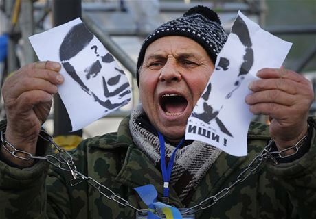 "Zbable!" ki demonstrant v Kyjev a trh portrt prezidenta Janukovye
