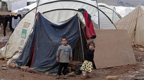 Syrské dti ped svým stanem v uprchlickém táboe