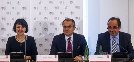 Námstkyn polského ministra zahranií Henryka Moscicka-Dendys, povený éfredaktor LN Veselin Vakov a ministr zahranií Jan Kohout zahájili esko-polskou konferenci. 