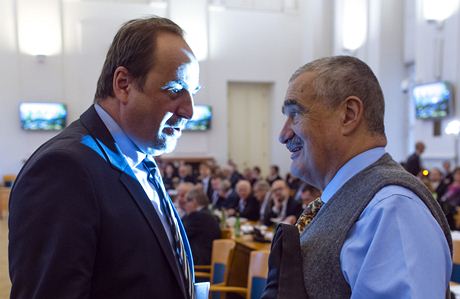 Bývalý a souasný ministr zahranií. Jan Kohout (vlevo) promluvil s Karlem Schwarzenbergem.