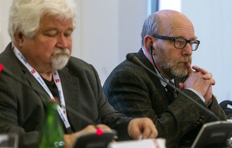 Polský sociolog Pawe piewak a Petr Pithart na esko-polské konferenci.