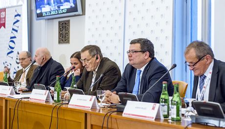 V panelové diskusi hovoí pedseda polského Státního tribunálu Zbigniew Romaszewski.