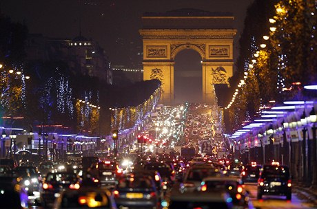 Champs-Elysées má své tradiní velkolepé osvtlení k Vánocm.