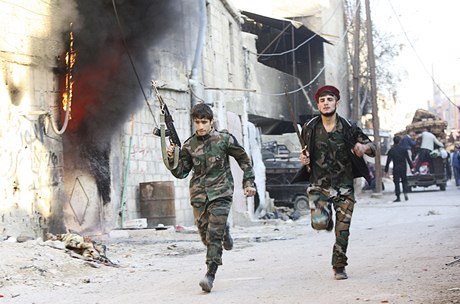 Pi tvrdých sobotních bojích zahynulo u Damaku pes 70 lidí, mezi nimi vojáci, povstalci a islámtí radikálové. 