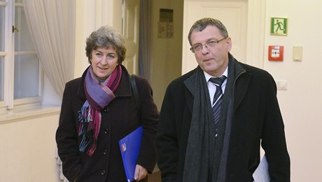 Alena Gajdková a Lubomír Zaorálek picházejí na první spolené povolební jednání vech tí stran chystané vládní koalice. 