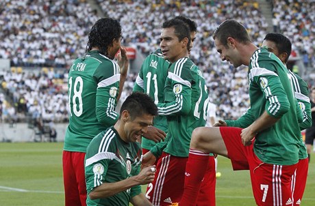 Fotbalista Mexika Oribe Peralta slaví postup týmu na mistrovství světa a předvádí čištění bot