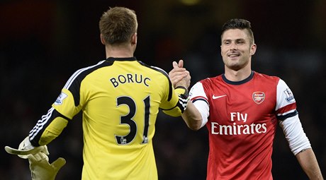 Fotbalista Arsenalu Olivier Giroud (vpravo) a branká Southamptonu Artur Boruc