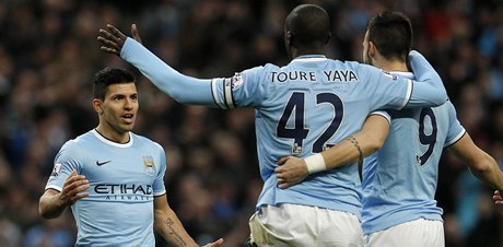 Radost fotbalist Manchesteru City, zleva jsou Sergio Agüero, Yaya Touré a Álvaro Negredo