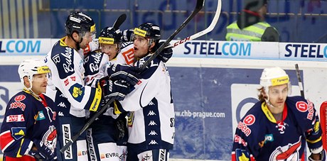 Radost hokejistů Vítkovic, uprostřed je Erik Němec
