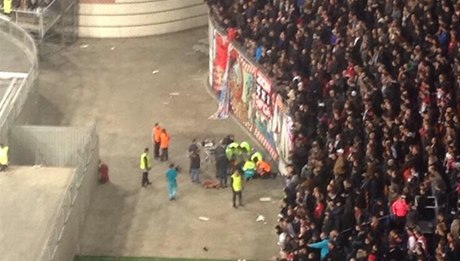 Pořadatelé v Amsterdam Areně se sbíhají k fanouškovi, který spadl z tribuny