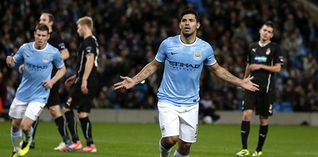 Fotbalista Manchesteru City Sergio Agüero slaví gól