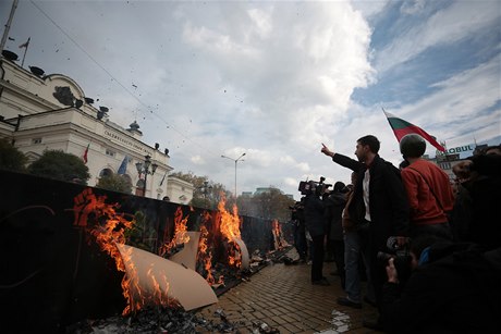 Demonstranti ped budovou bulharského parlamentu