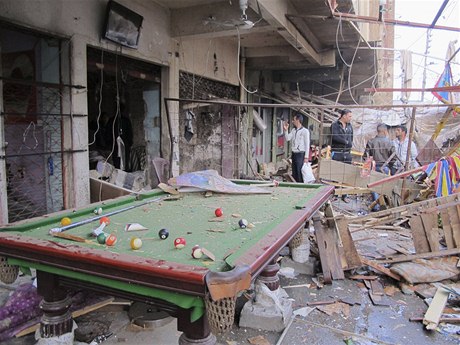 Následky sebevraedného útoku na kavárnu v iráckém mst Sadíja